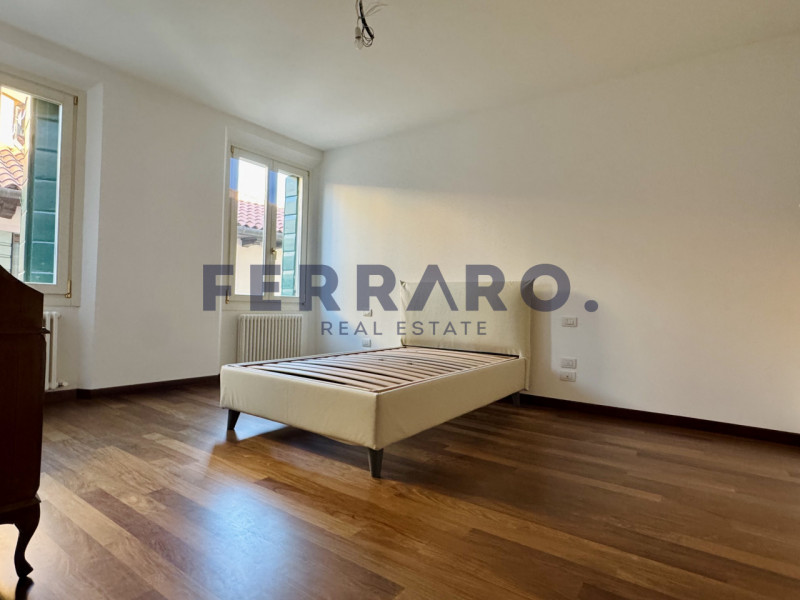 Nel Centro Storico di Treviso, proponiamo in vendita un appartamento trilocale di circa 120 mq co...