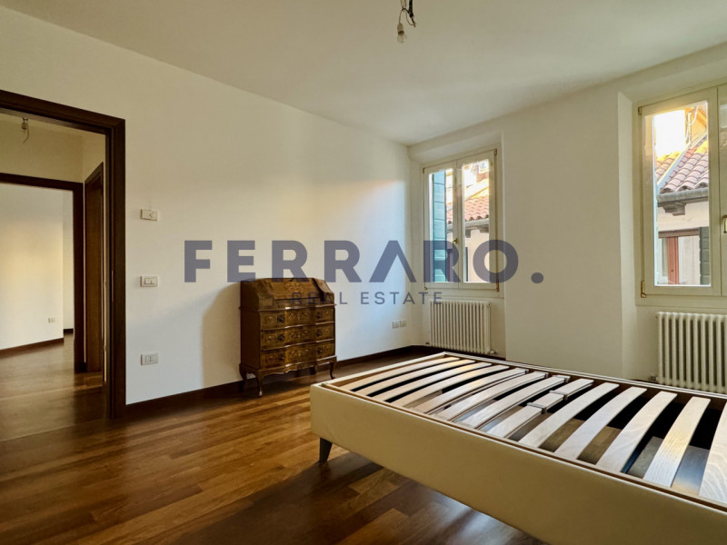 Nel Centro Storico di Treviso, proponiamo in vendita un appartamento trilocale di circa 120 mq co...