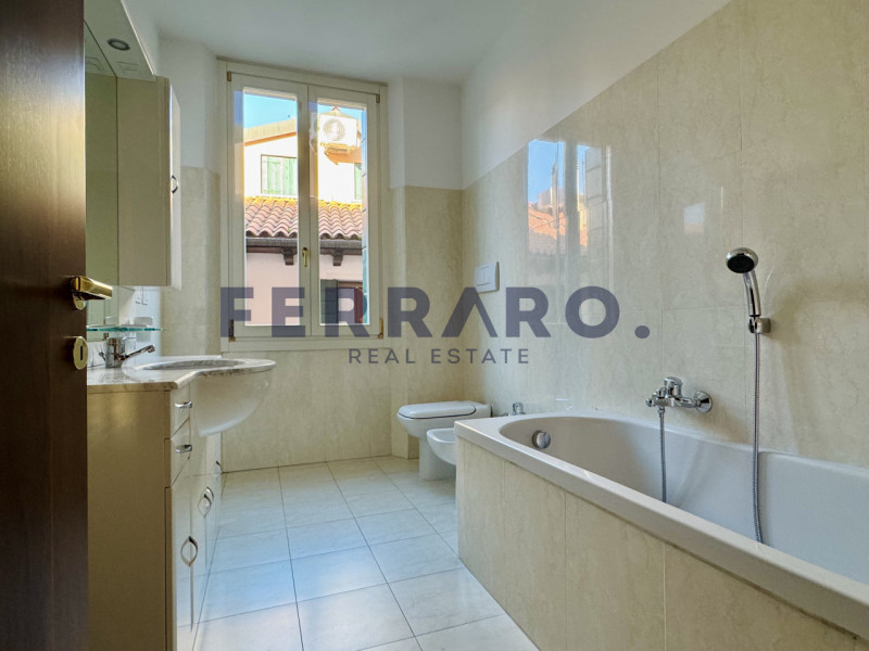 Nel Centro Storico di Treviso, proponiamo in vendita un appartamento trilocale di circa 120 mq co...