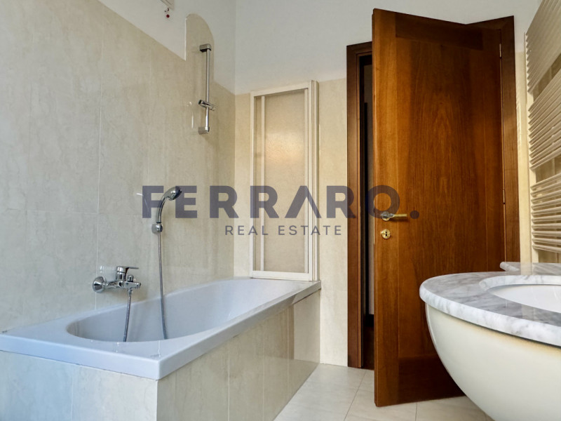 Nel Centro Storico di Treviso, proponiamo in vendita un appartamento trilocale di circa 120 mq co...