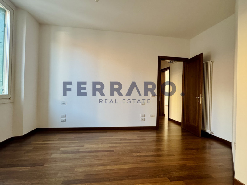 Nel Centro Storico di Treviso, proponiamo in vendita un appartamento trilocale di circa 120 mq co...