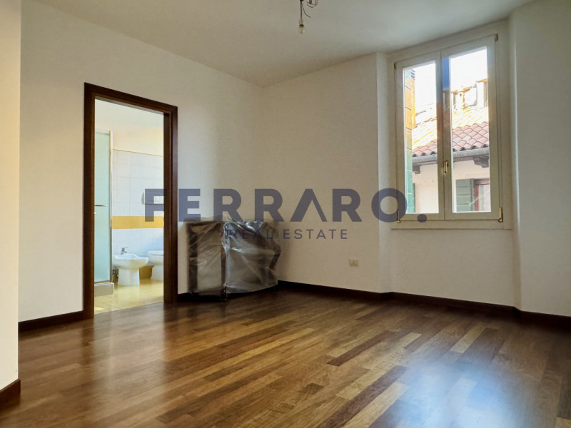 Nel Centro Storico di Treviso, proponiamo in vendita un appartamento trilocale di circa 120 mq co...