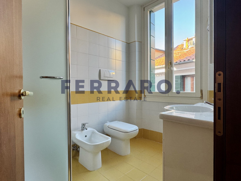 Nel Centro Storico di Treviso, proponiamo in vendita un appartamento trilocale di circa 120 mq co...