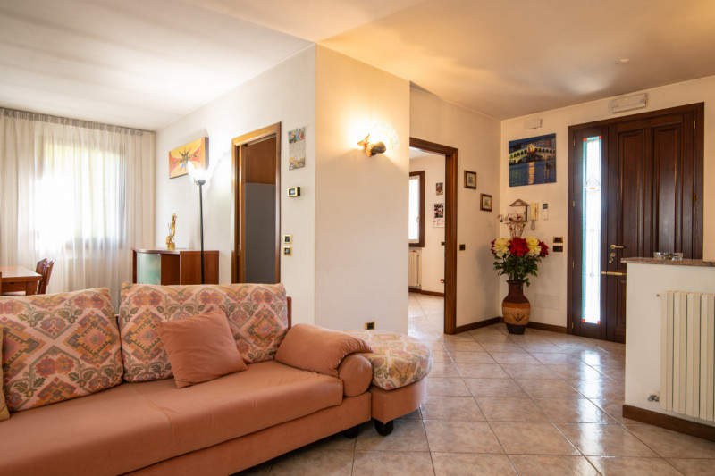 Proponiamo in vendita una splendida villa singola disposta su un unico piano. L’abitazione, 270 m...