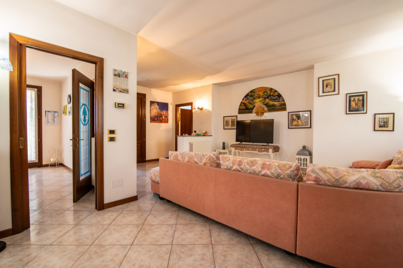 Proponiamo in vendita una splendida villa singola disposta su un unico piano. L’abitazione, 270 m...