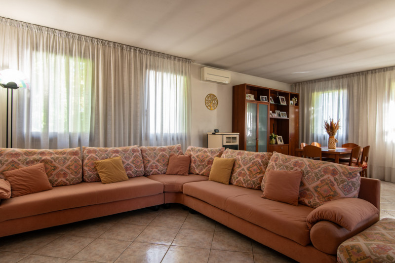 Proponiamo in vendita una splendida villa singola disposta su un unico piano. L’abitazione, 270 m...