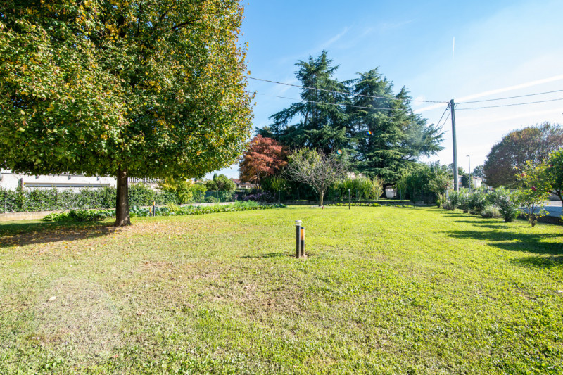 Proponiamo in vendita una splendida villa singola disposta su un unico piano. L’abitazione, 270 m...