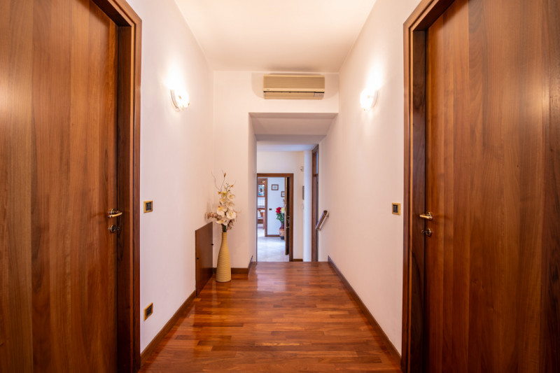 Proponiamo in vendita una splendida villa singola disposta su un unico piano. L’abitazione, 270 m...