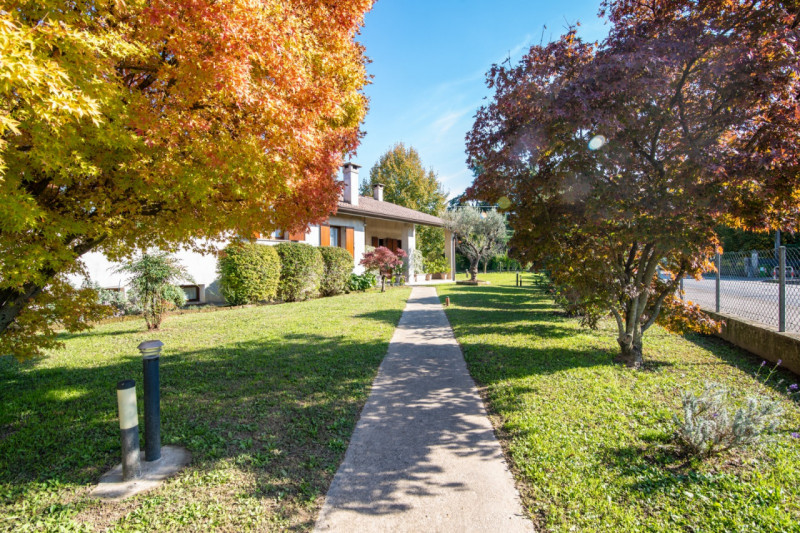 Proponiamo in vendita una splendida villa singola disposta su un unico piano. L’abitazione, 270 m...