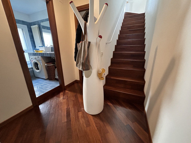 In posizione interna a Corso Santi Felice e Fortunato, in un quartiere apprezzato per la sua vici...