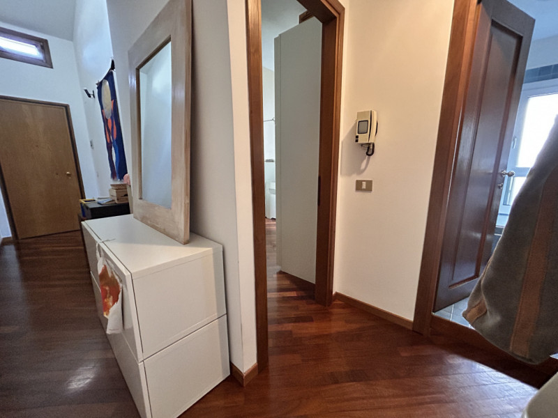 In posizione interna a Corso Santi Felice e Fortunato, in un quartiere apprezzato per la sua vici...