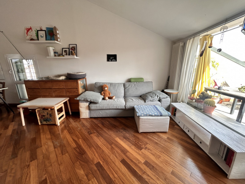 In posizione interna a Corso Santi Felice e Fortunato, in un quartiere apprezzato per la sua vici...