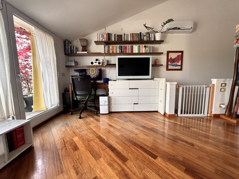 In posizione interna a Corso Santi Felice e Fortunato, in un quartiere apprezzato per la sua vici...