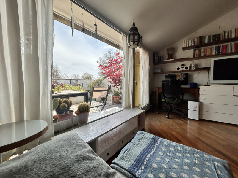 In posizione interna a Corso Santi Felice e Fortunato, in un quartiere apprezzato per la sua vici...