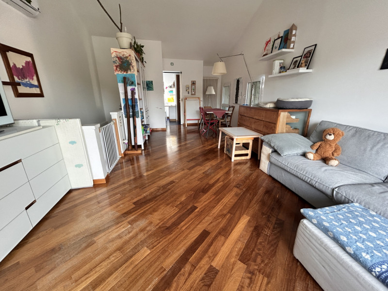 In posizione interna a Corso Santi Felice e Fortunato, in un quartiere apprezzato per la sua vici...