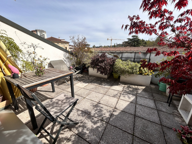 In posizione interna a Corso Santi Felice e Fortunato, in un quartiere apprezzato per la sua vici...