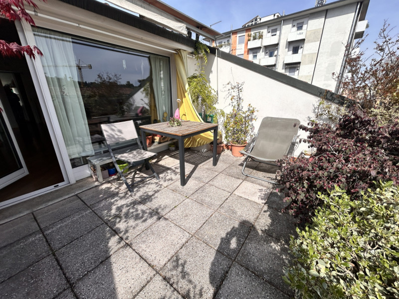 In posizione interna a Corso Santi Felice e Fortunato, in un quartiere apprezzato per la sua vici...