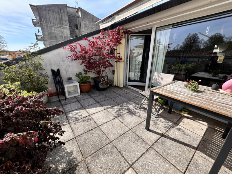 In posizione interna a Corso Santi Felice e Fortunato, in un quartiere apprezzato per la sua vici...