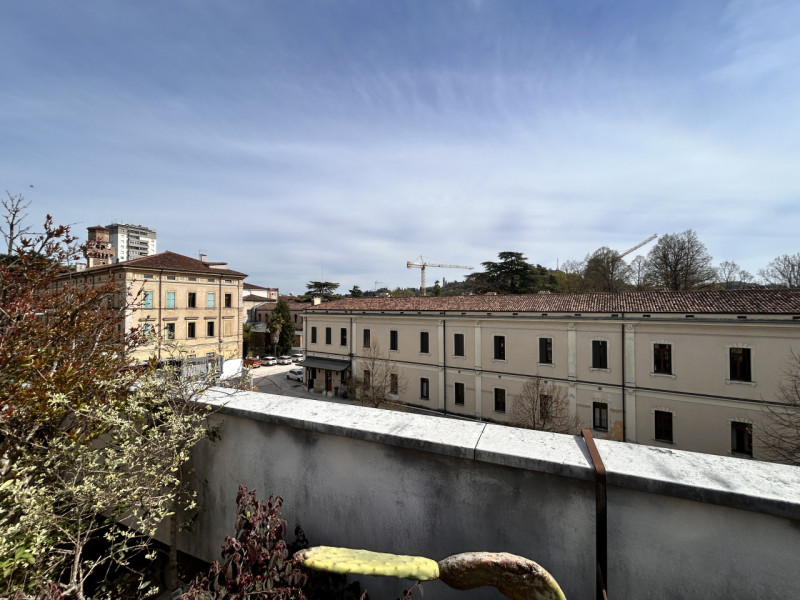 In posizione interna a Corso Santi Felice e Fortunato, in un quartiere apprezzato per la sua vici...