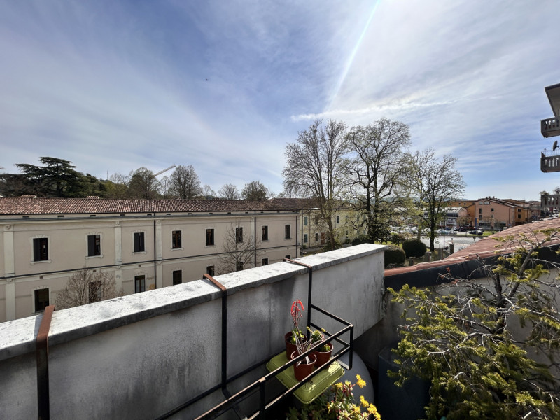 In posizione interna a Corso Santi Felice e Fortunato, in un quartiere apprezzato per la sua vici...