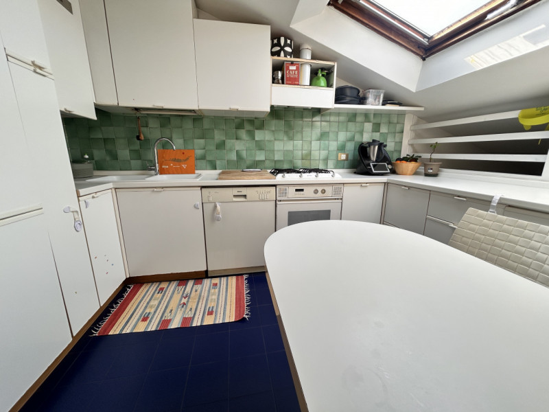 In posizione interna a Corso Santi Felice e Fortunato, in un quartiere apprezzato per la sua vici...