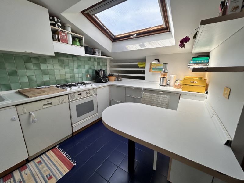 In posizione interna a Corso Santi Felice e Fortunato, in un quartiere apprezzato per la sua vici...