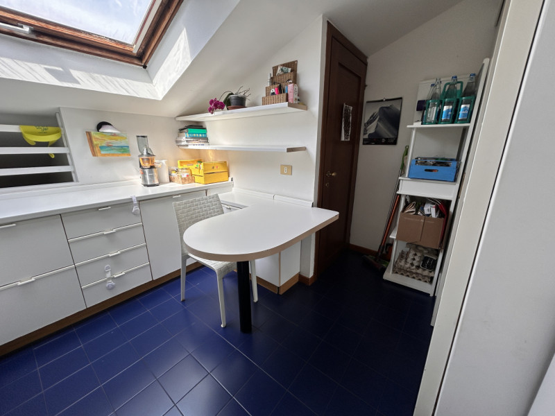 In posizione interna a Corso Santi Felice e Fortunato, in un quartiere apprezzato per la sua vici...