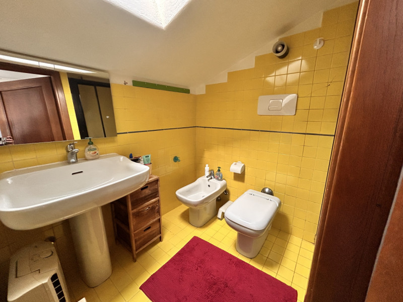 In posizione interna a Corso Santi Felice e Fortunato, in un quartiere apprezzato per la sua vici...