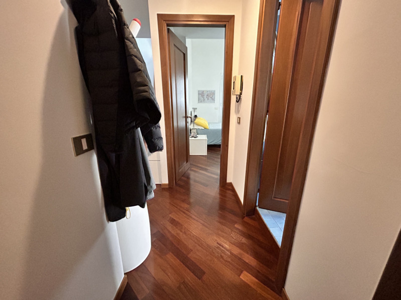 In posizione interna a Corso Santi Felice e Fortunato, in un quartiere apprezzato per la sua vici...