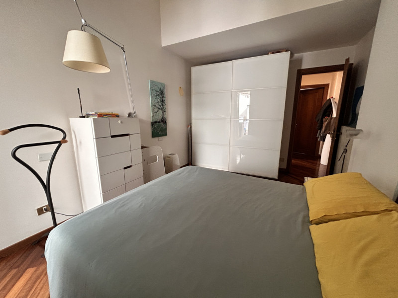 In posizione interna a Corso Santi Felice e Fortunato, in un quartiere apprezzato per la sua vici...