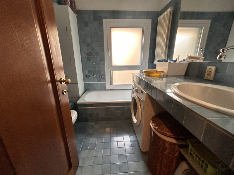 In posizione interna a Corso Santi Felice e Fortunato, in un quartiere apprezzato per la sua vici...