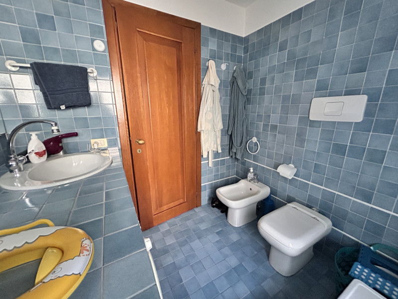 In posizione interna a Corso Santi Felice e Fortunato, in un quartiere apprezzato per la sua vici...