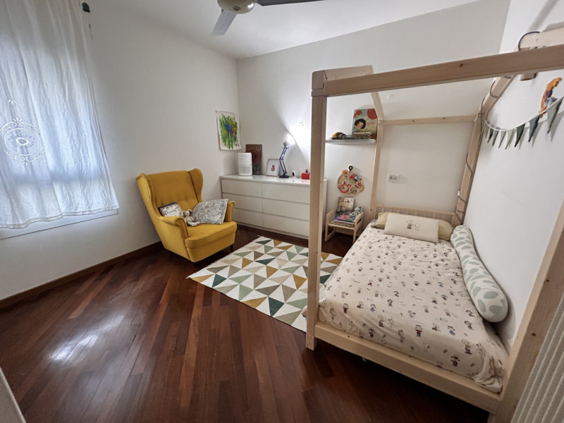 In posizione interna a Corso Santi Felice e Fortunato, in un quartiere apprezzato per la sua vici...