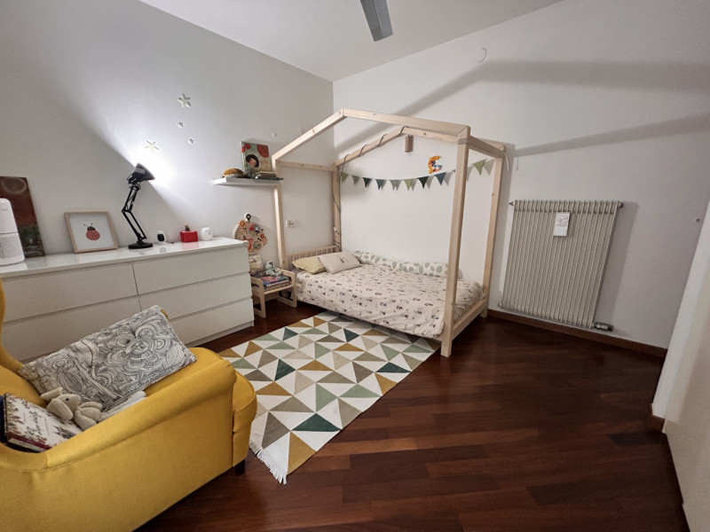 In posizione interna a Corso Santi Felice e Fortunato, in un quartiere apprezzato per la sua vici...