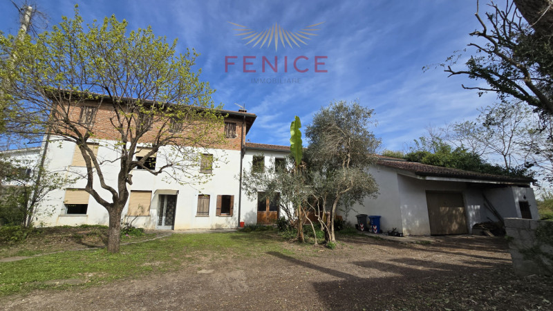 Vi presentiamo un casale nel cuore della campagna di Trevignano, immerso in una zona residenziale...