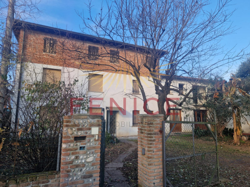 Vi presentiamo un casale nel cuore della campagna di Trevignano, immerso in una zona residenziale...