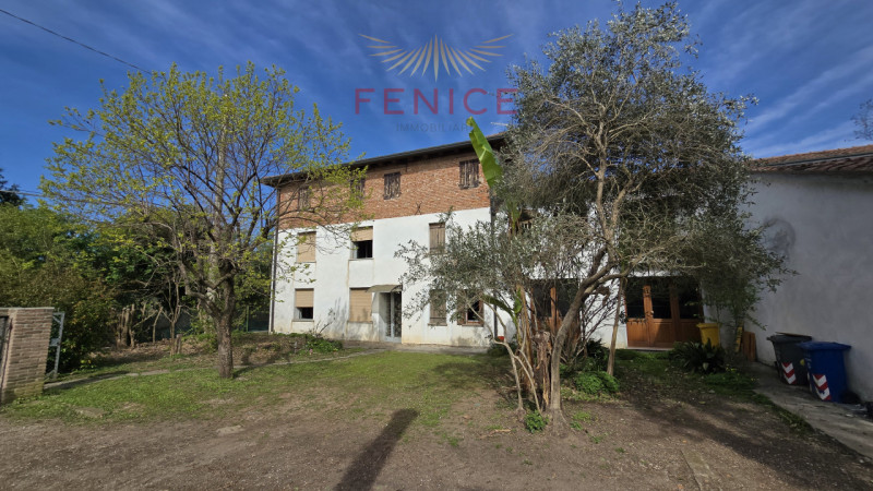 Vi presentiamo un casale nel cuore della campagna di Trevignano, immerso in una zona residenziale...