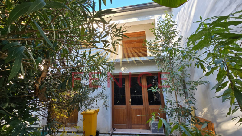 Vi presentiamo un casale nel cuore della campagna di Trevignano, immerso in una zona residenziale...