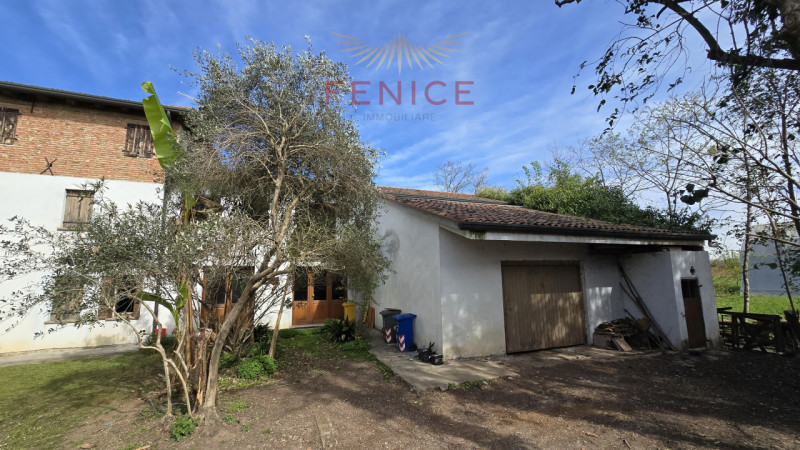 Vi presentiamo un casale nel cuore della campagna di Trevignano, immerso in una zona residenziale...