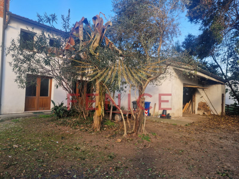 Vi presentiamo un casale nel cuore della campagna di Trevignano, immerso in una zona residenziale...