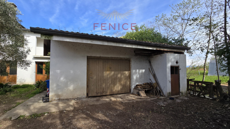 Vi presentiamo un casale nel cuore della campagna di Trevignano, immerso in una zona residenziale...