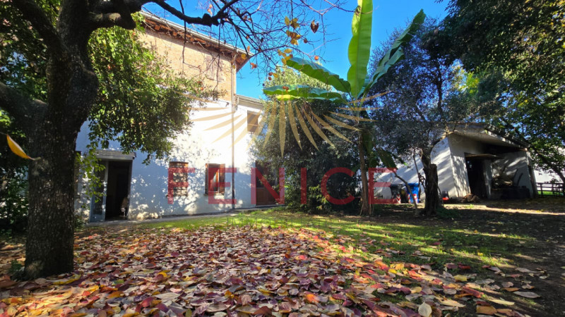 Vi presentiamo un casale nel cuore della campagna di Trevignano, immerso in una zona residenziale...