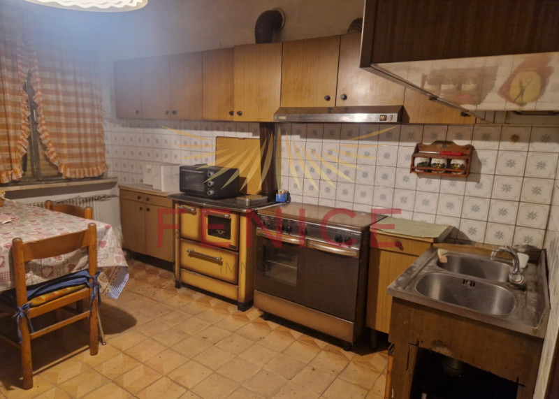 Vi presentiamo un casale nel cuore della campagna di Trevignano, immerso in una zona residenziale...