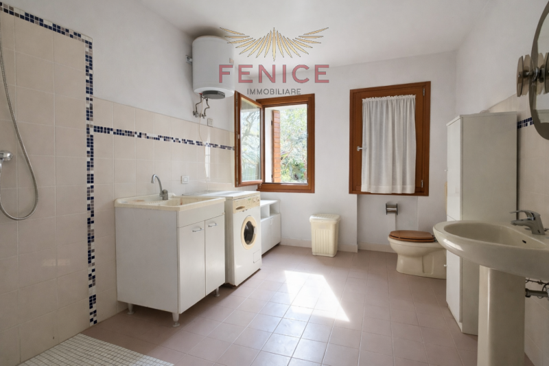 Vi presentiamo un casale nel cuore della campagna di Trevignano, immerso in una zona residenziale...