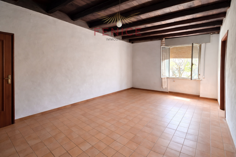 Vi presentiamo un casale nel cuore della campagna di Trevignano, immerso in una zona residenziale...