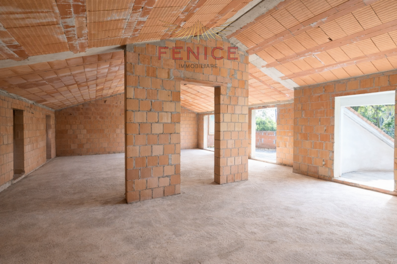 Vi presentiamo un casale nel cuore della campagna di Trevignano, immerso in una zona residenziale...