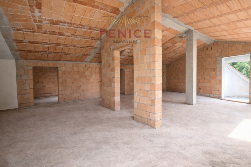 Vi presentiamo un casale nel cuore della campagna di Trevignano, immerso in una zona residenziale...