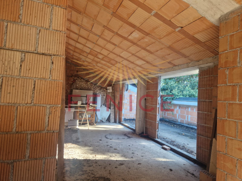 Vi presentiamo un casale nel cuore della campagna di Trevignano, immerso in una zona residenziale...