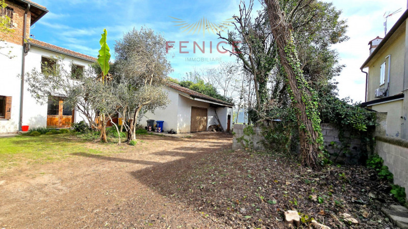 Vi presentiamo un casale nel cuore della campagna di Trevignano, immerso in una zona residenziale...