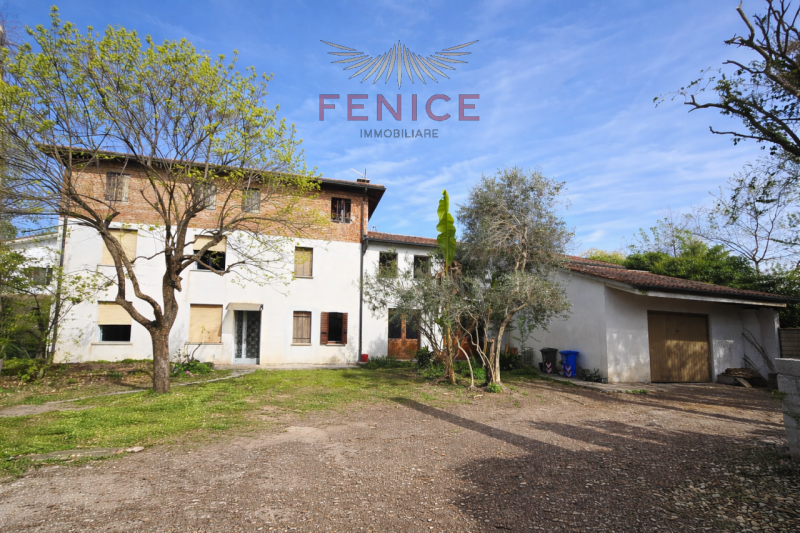 Vi presentiamo un casale nel cuore della campagna di Trevignano, immerso in una zona residenziale...